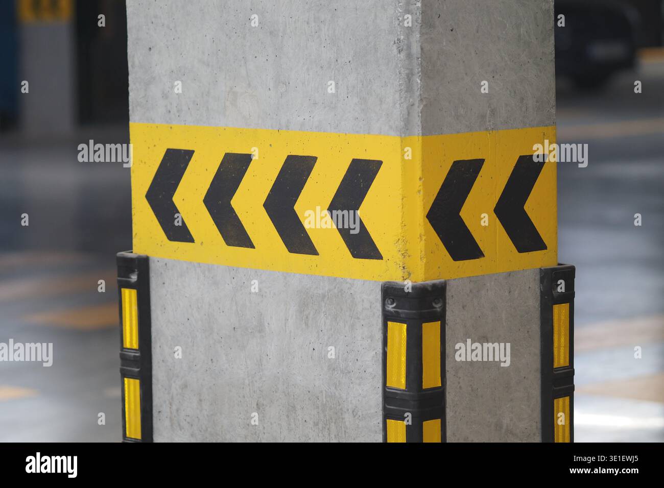 La struttura del parcheggio presenta una struttura a strisce gialle e nere Foto Stock