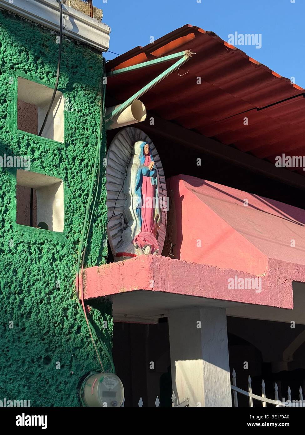 Statuetta di nostra Signora di Guadalupe su una facciata di una casa, Merida Mexico Foto Stock