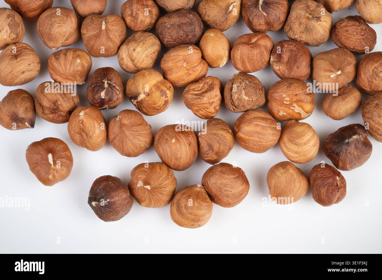 Nocciole rivestite che evocano l'approvvigionamento da azienda agricola a tavola, concetto di prodotti biologici, potenziale di branding ecocompatibile, tavolozza di terra, tema di tracciabilità Foto Stock
