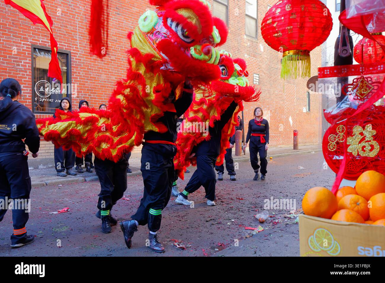 Gung Kwok è una troupe di danza dei leoni delle donne asiatiche a Boston durante il Festival di primavera, Capodanno cinese, 巾幗 marzo 2026. 舞獅, 波士頓 (vedere i dettagli aggiuntivi) Foto Stock