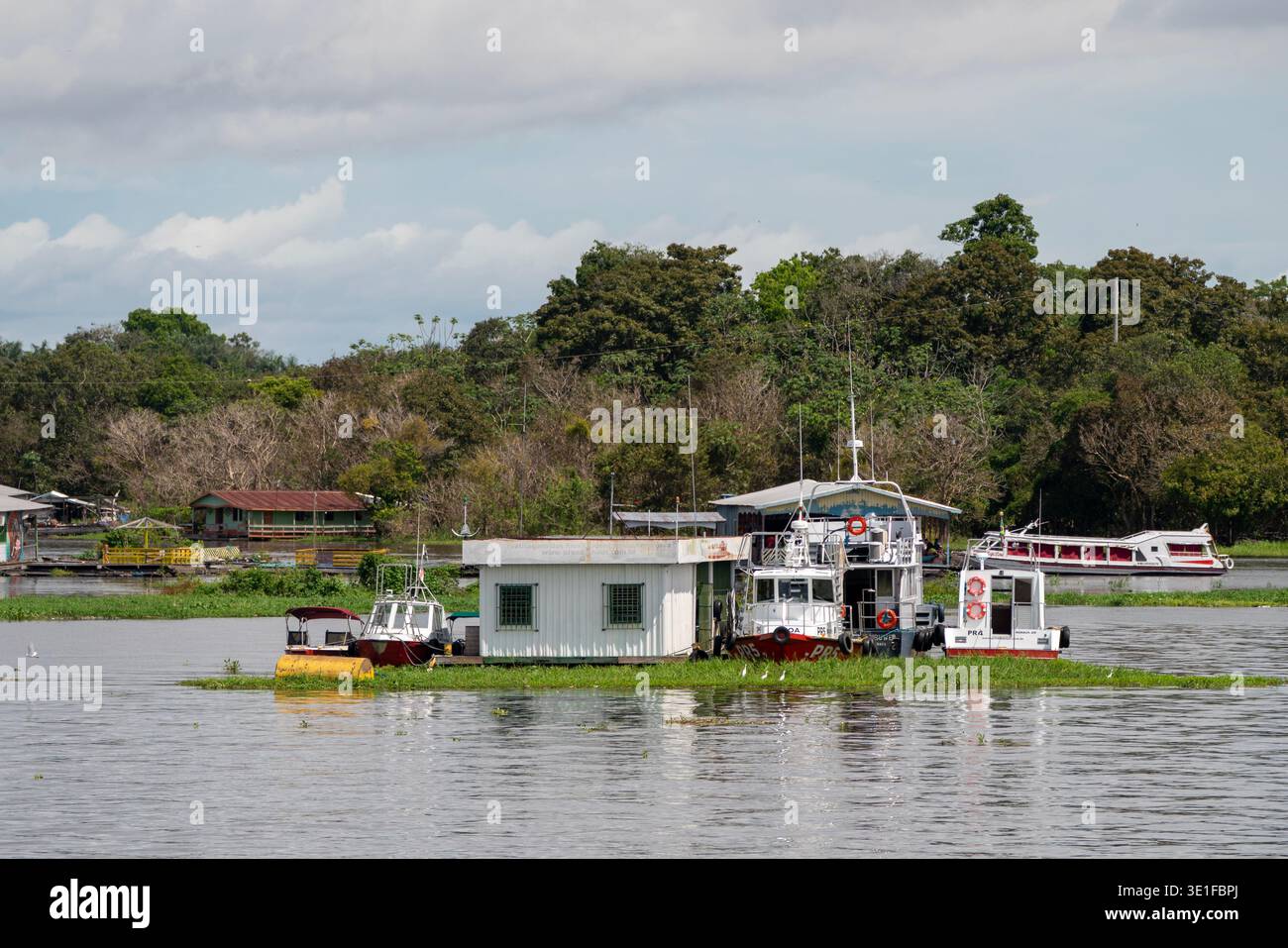 Sud America, Brasile, Amazzonia, foresta pluviale amazzonica, Rio delle Amazzoni, casa galleggiante e barche Foto Stock