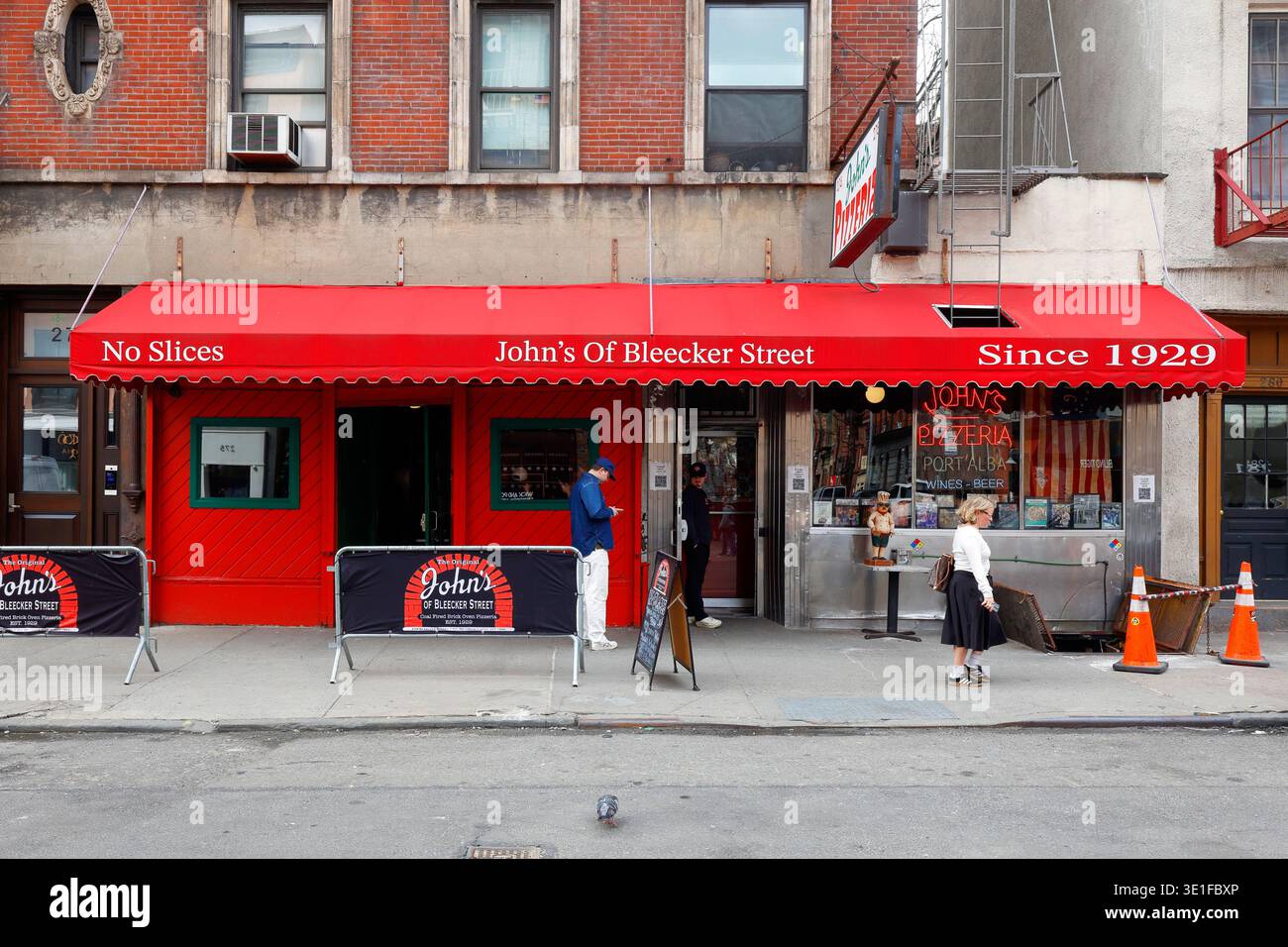 John's of Bleecker St., 278 Bleecker St, New York, New York. Negozio esterno di una pizzeria nel Greenwich Village di Manhattan, West Village. Foto Stock