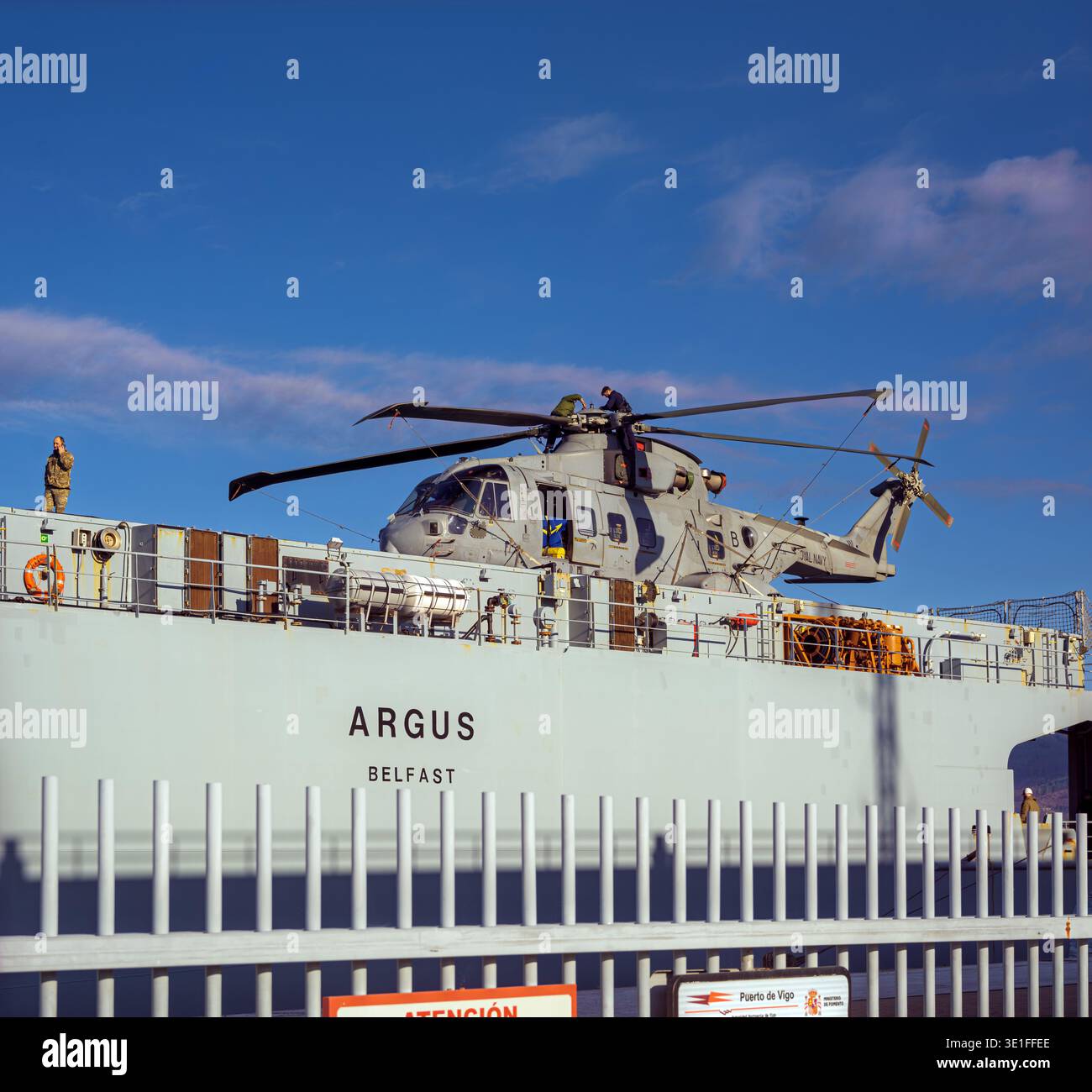 RFA Argus A135 con elicottero AW101 e equipaggio sul ponte attraccato a Vigo. Vigo, Galizia, Spagna. 4 dicembre 2022 Foto Stock