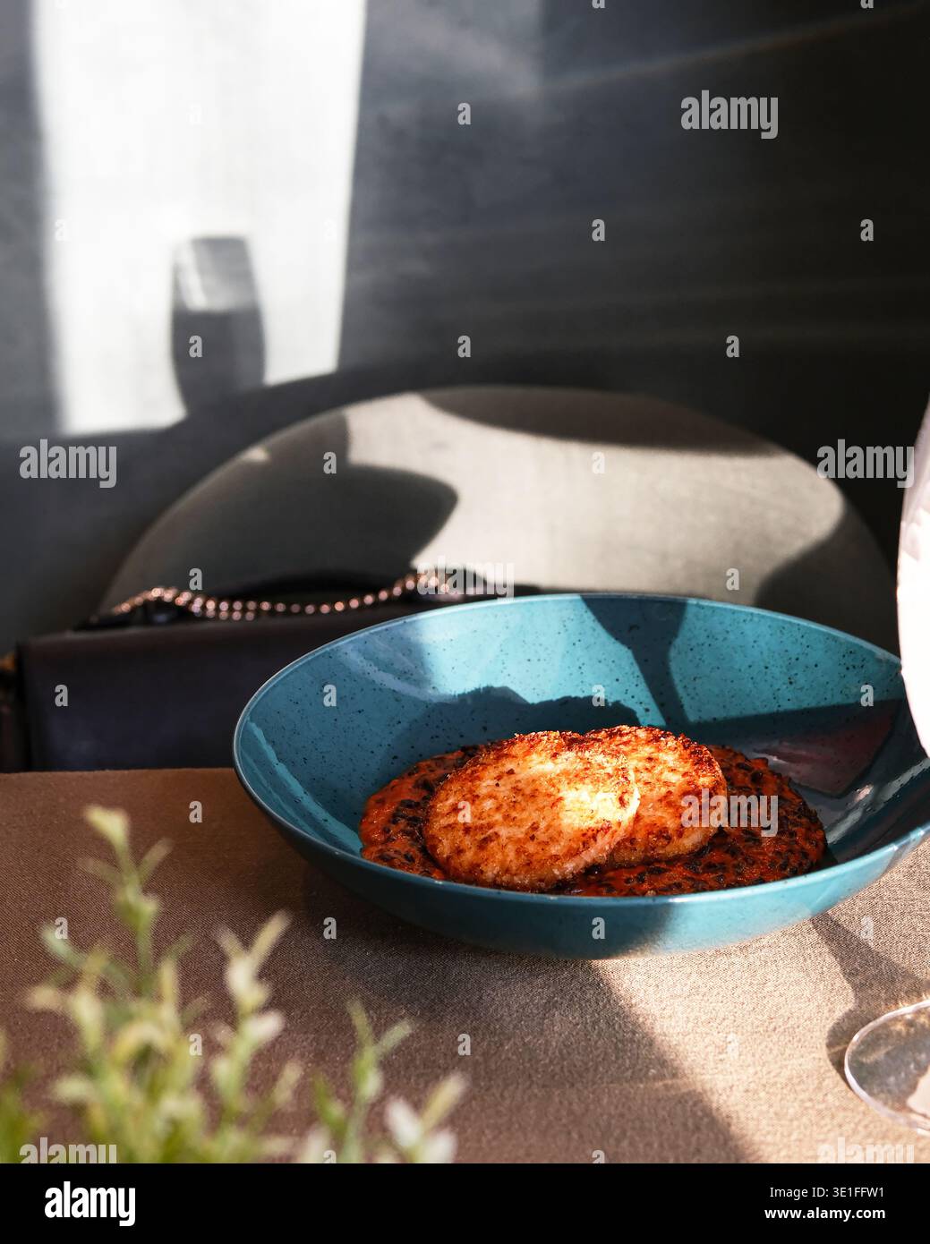 Presentazione del pasto caldo del mattino. Cucina illuminata dal sole con hashbrown croccanti e accessori vintage Foto Stock