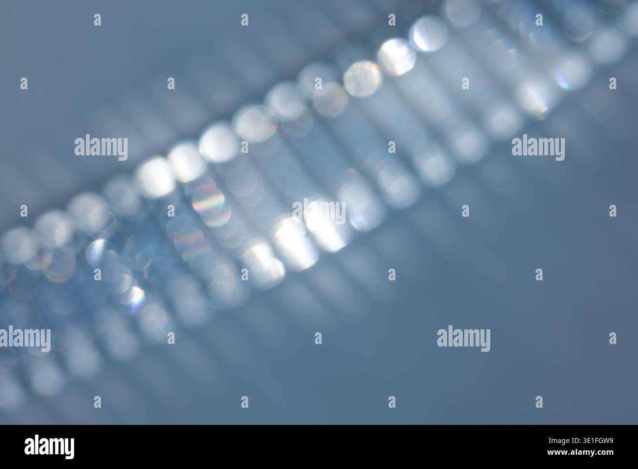 Sfondo blu astratto sfocato con riflessi scintillanti e un motivo luminoso morbido. Ideale per design moderno, videografica tecnologica, lux Foto Stock