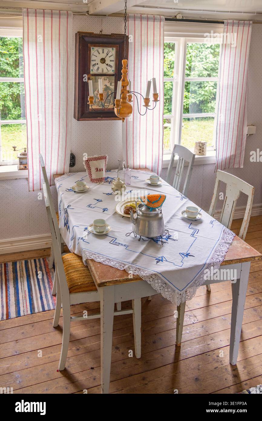 Tavolo e sedie con tavolini per il caffè in un vecchio cottage Foto Stock