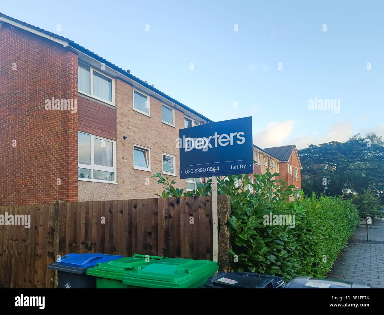 Agente immobiliare Dexters in vendita fuori dalla proprietà in mattoni di periferia. Londra, Regno Unito, 26 settembre 2024 Foto Stock