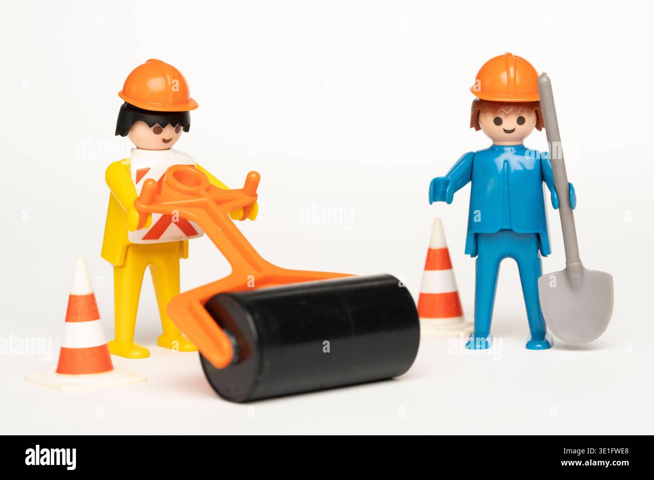1974 Playmobil toy play people disegnato dal designer tedesco Hans Beck per Geobra Brandstätter. Operai edili con mani solide. Foto Stock