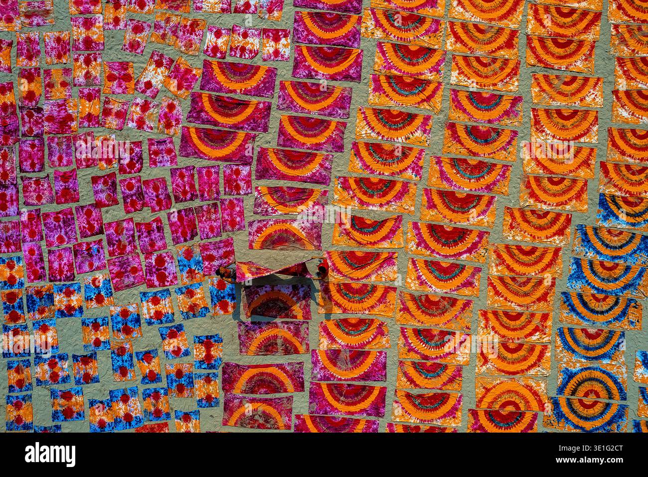 Vista aerea dei tessuti colorati che si asciugano, creando un vivace mosaico di motivi e sfumature sotto il sole, Kolkata, Bengala Occidentale, India. Foto Stock