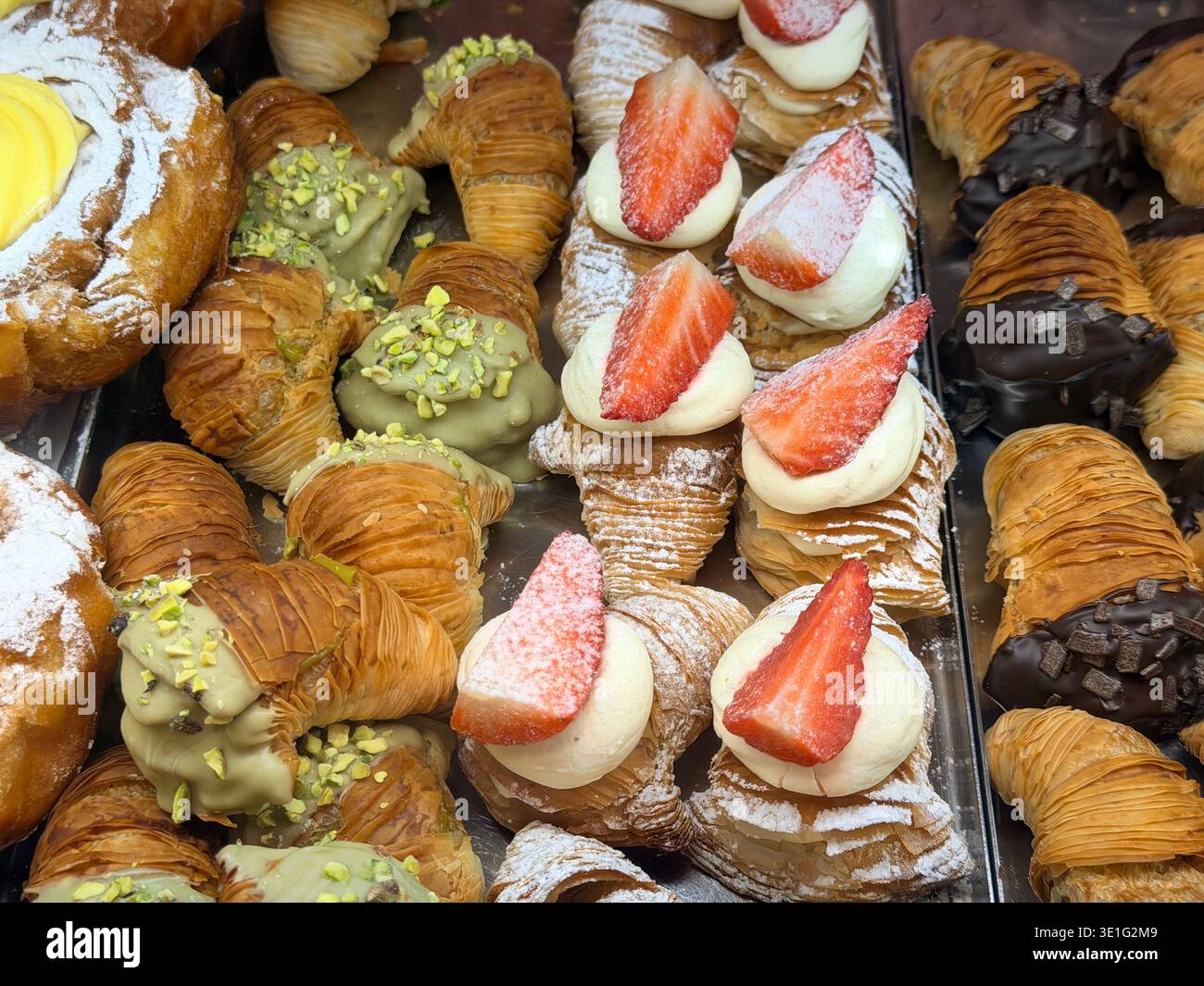 Mini pasticceria di frutta assortita con fragole lamponi e more - Immagine stock catturata con smartphone