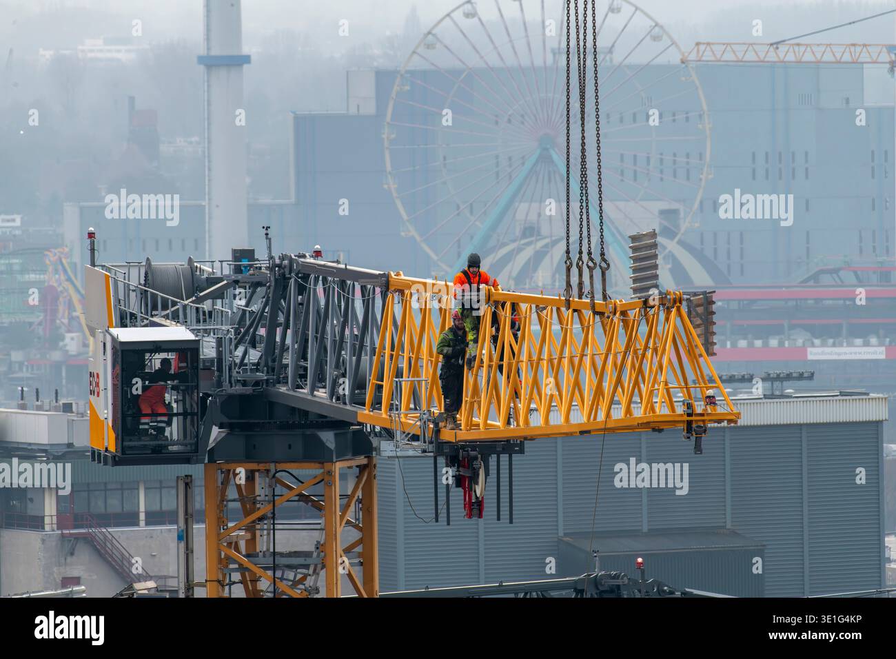 Rotterdam, Paesi Bassi - 3 gennaio 2026; gru a torre Liebherr Fibre assemblata con braccio o travi orizzontali sollevati in posizione per essere collegata Foto Stock