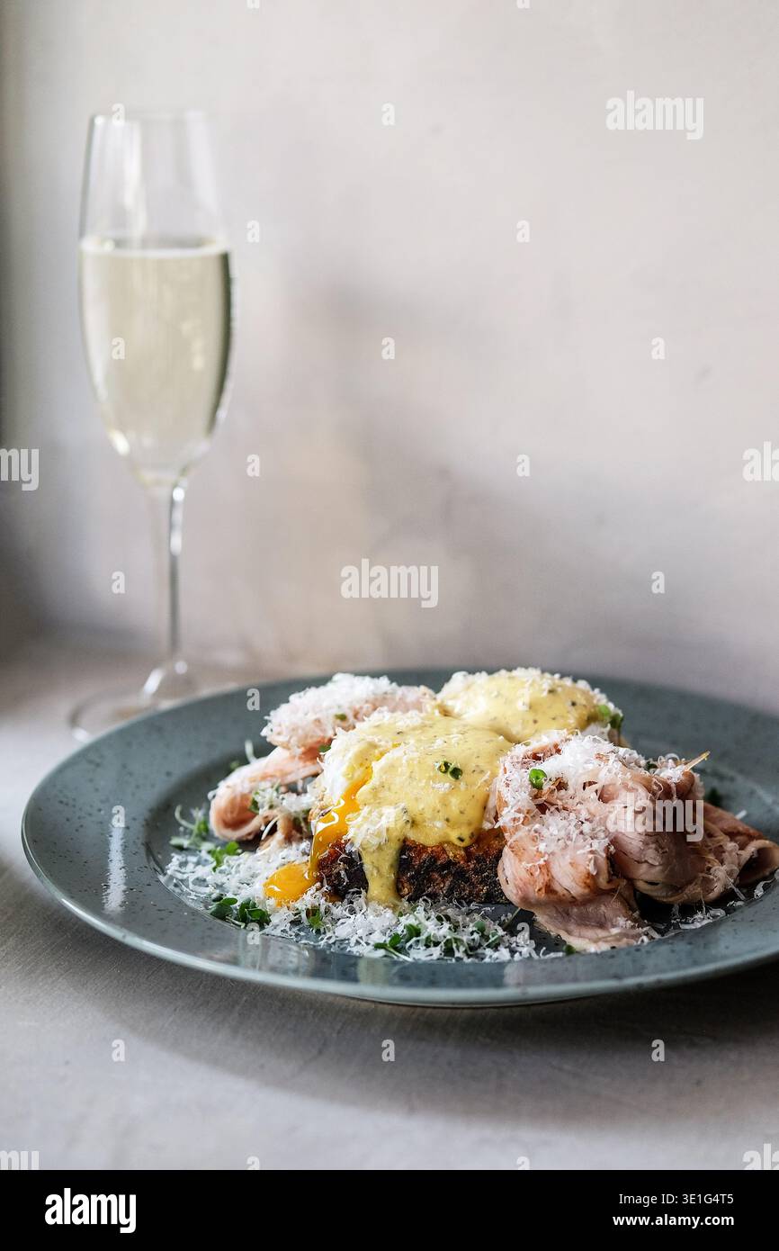 Piatto da buongustai con tenero maiale e verdure. Delizioso maiale brasato servito con risotto verdi profumati Foto Stock