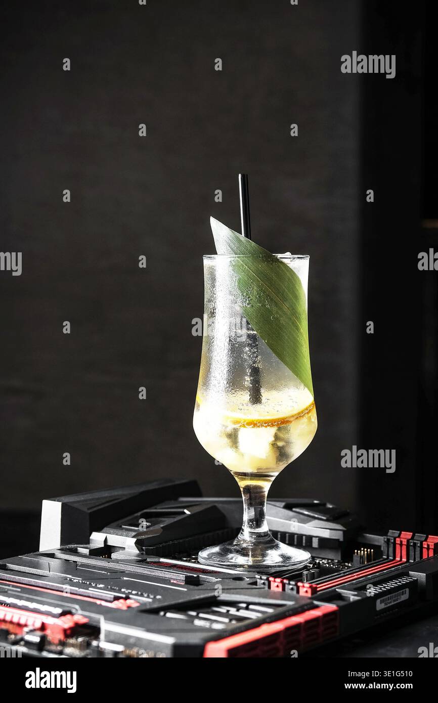 Bevande tecnologiche brillanti. Cocktail luminoso che unisce il design mixologico con l'estetica digitale e le bollicine Foto Stock
