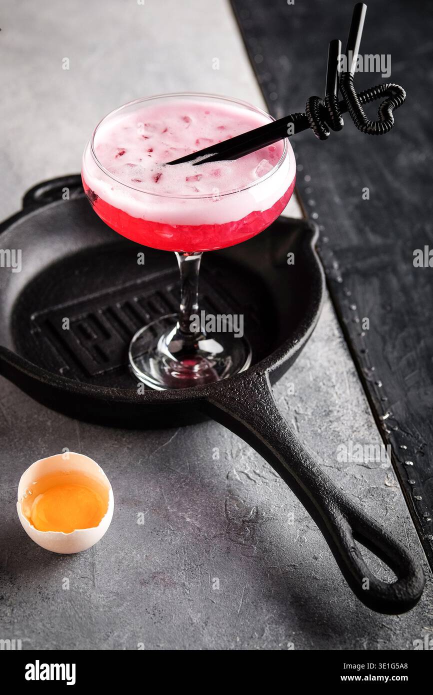 Scena Brunch vivace. Vivace Tableau per la colazione con cocktail di schiuma rosa e accenti di conchiglia rustica Foto Stock