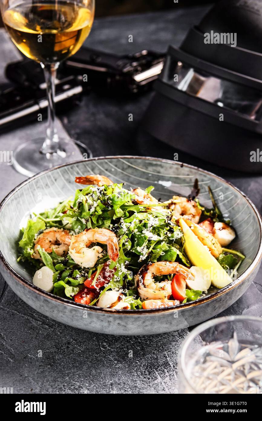 Insalata di pesce delizia. Polpo e gamberi marini alla griglia. Crostacei freschi alla griglia con verdi e agrumi Foto Stock