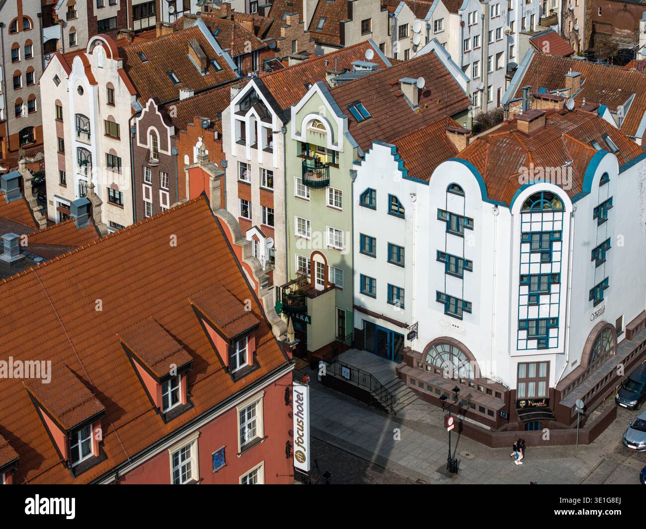 Case a schiera stilizzate con facciate fantasiose nella città vecchia di Elbląg, viste dall'alto Foto Stock