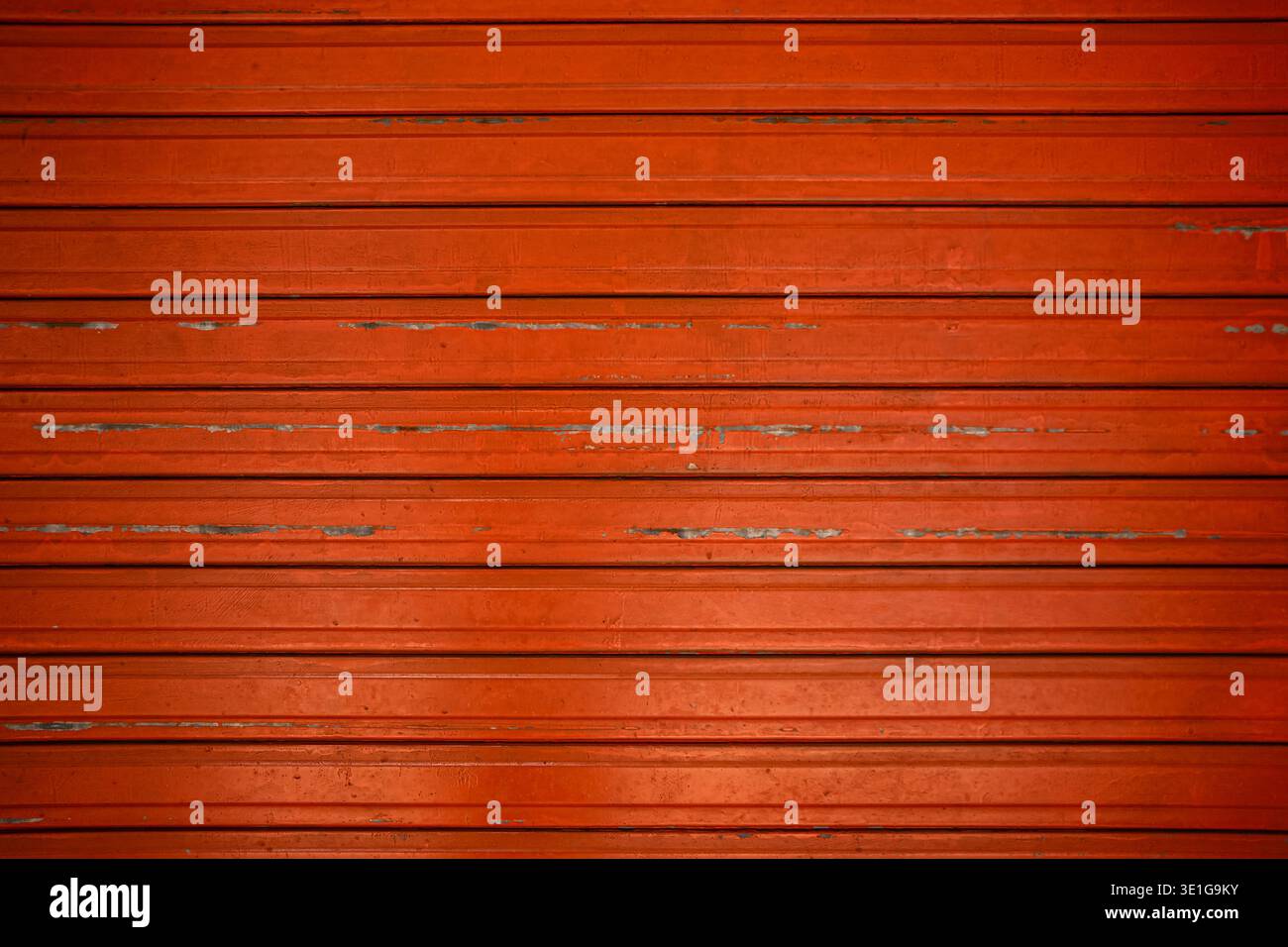 Design astratto con linee orizzontali in ferro vecchio ruggine. Primo piano sfondo rosso metallico della porta a rotelle. Sfondo otturatore in metallo. Modello di otturatore a rullo in acciaio. Foto Stock