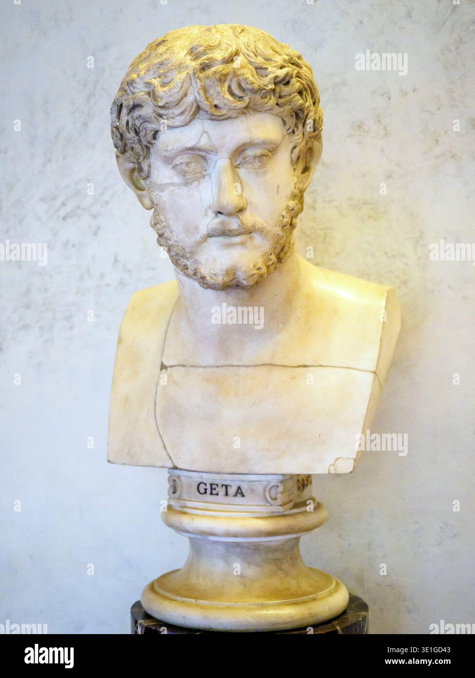 Busto con la testa di un uomo, il cosiddetto marmo di Geta Luni tradizionalmente identificato come Geta, fratello di Caracalla (198-217 d.C.) e co-regnante dal 209 al 212 d.C., il ritratto raffigura in realtà un privato cittadino che visse durante i regni di Caracalla ed Eliogabalo (218-222 d.C.). L'immagine condivide una serie di caratteristiche con i ritratti ufficiali dei due imperatori, come la barba bassa e il trattamento dei capelli Foto Stock