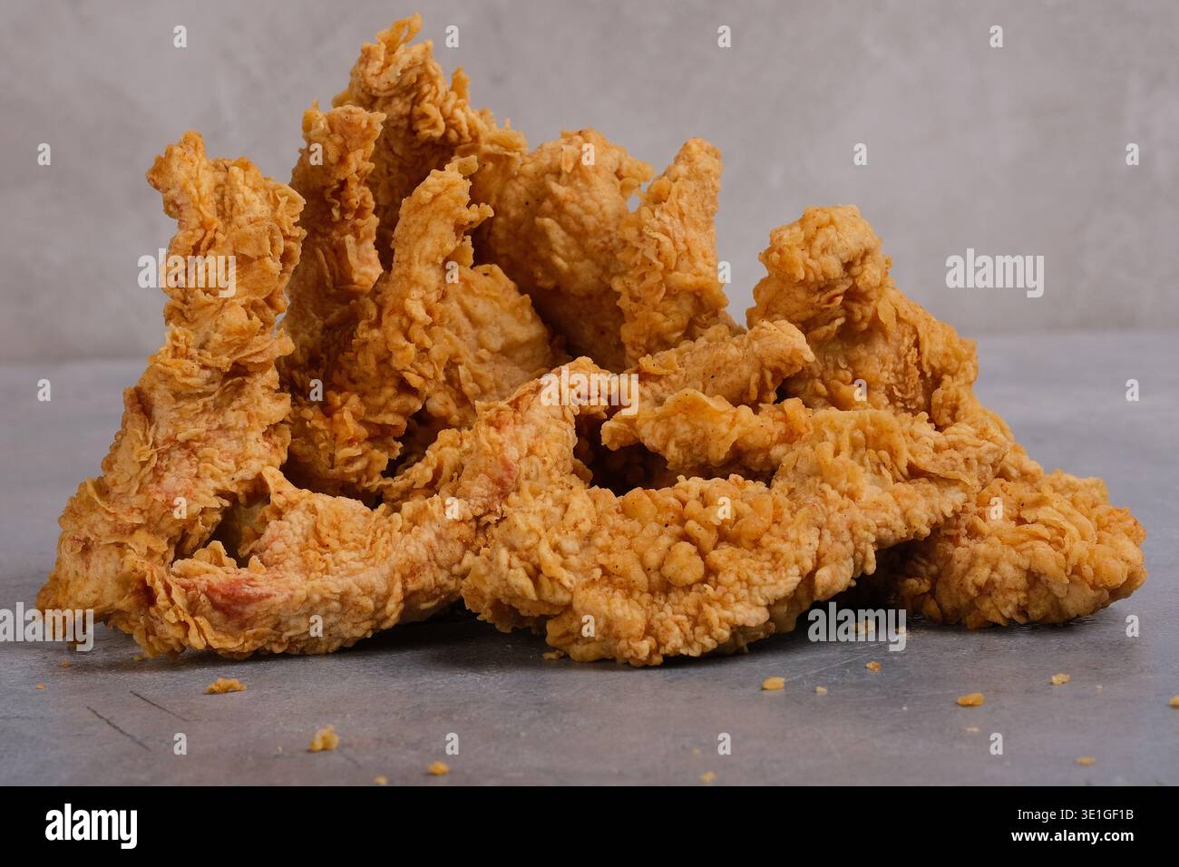 Espositore a strati di pollo fritto. Presentazione spettacolare con strati di pollo fritto croccanti Foto Stock