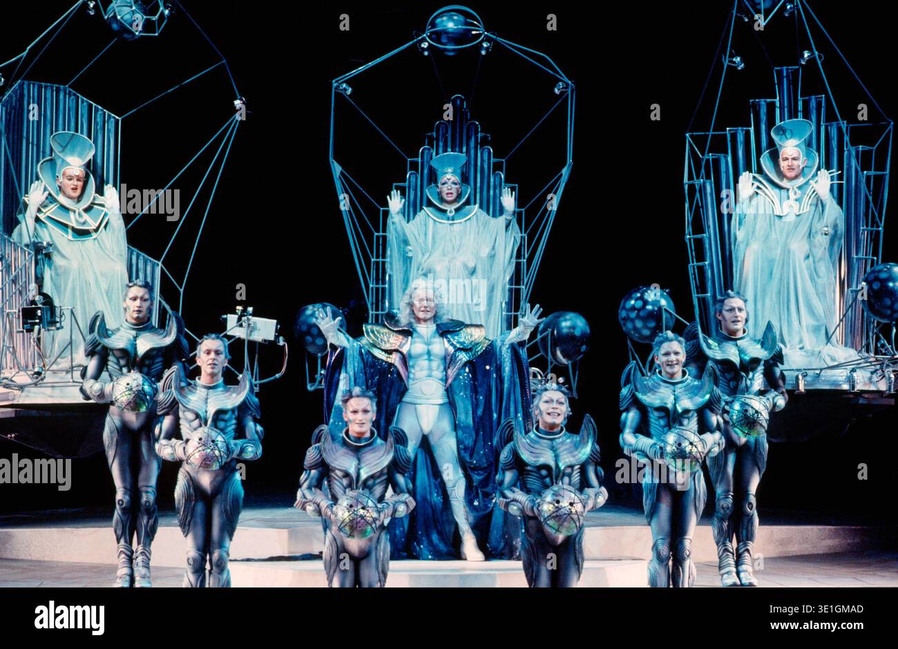 Center: Jeff Shankley (Melchisedic) in TIME at the Dominion Theatre, Londra W1 09/04/1986 libro & testi: Dave Clark & David Soames musica: Dave Clark & Jeff Daniels design: John Napier illuminazione: Andrew Bridge coreografia: Larry Fuller & Arlene Philips Director: Larry Fuller Foto Stock