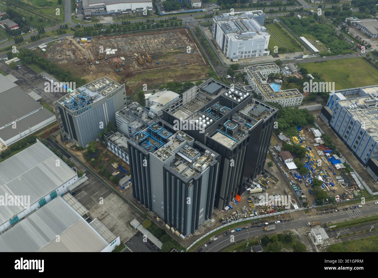 Vista aerea degli edifici dei data center con infrastruttura sul tetto, che mostra le infrastrutture tecnologiche e di sviluppo dell'area industriale, Giacarta, Indonesia Foto Stock