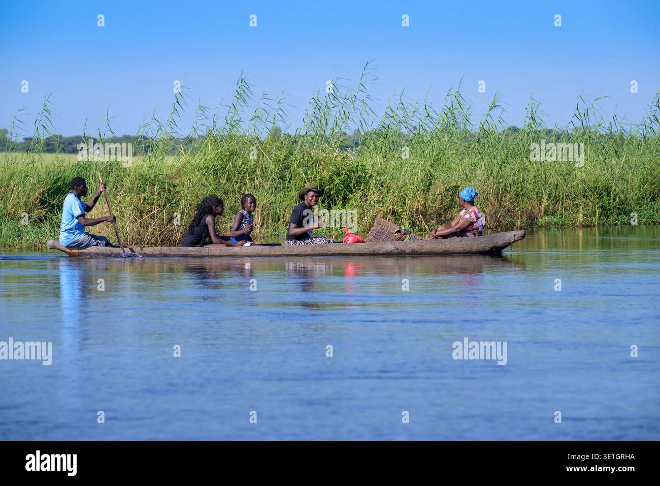 Makoro usato per il trasporto sul fiume Okavango, sulla striscia di Caprivi, Namibia. Foto Stock