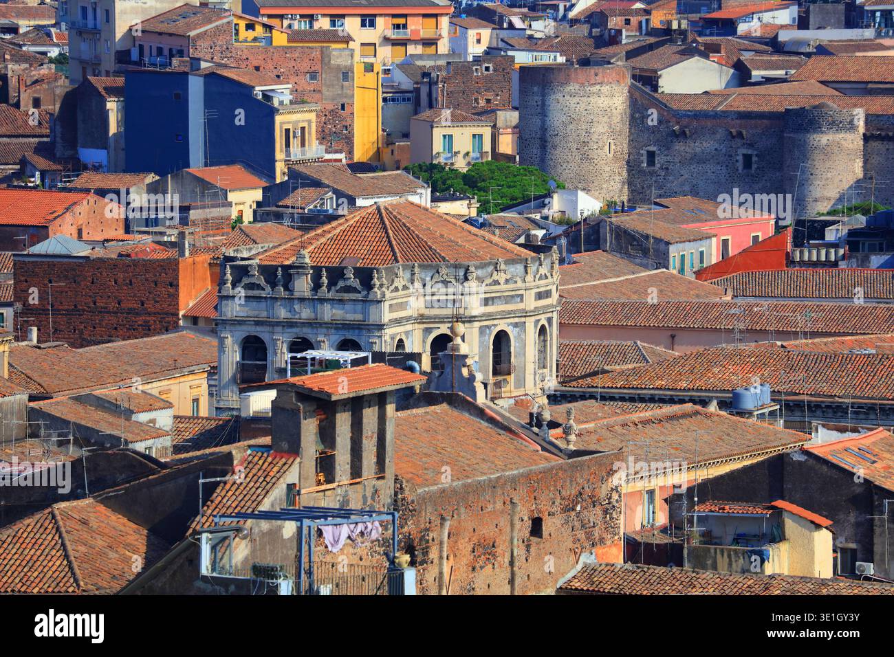 Catania città in Sicilia, Italia. Paesaggio urbano con Chiesa di Santa Clara e Castello Ursino. Foto Stock