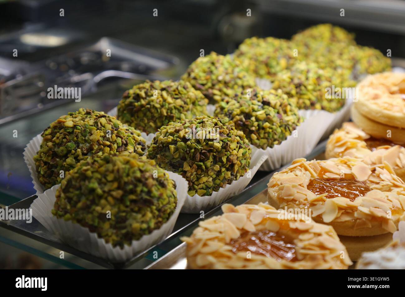 Dolci di Catania, Sicilia. Pasticceria italiana: Tartufini pistacchio tartufi e biscotti con mandorle e marmellata di albicocche. Foto Stock
