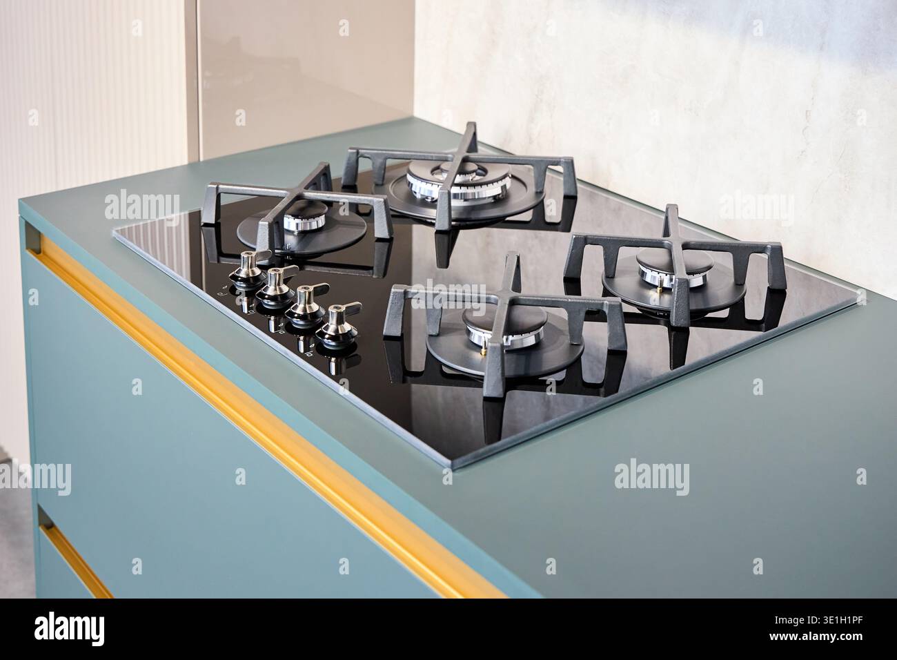 Piano cottura a gas in vetro temperato nero moderno facile da pulire con bruciatore wok con manopola di accensione automatica supporti piatti in ghisa e valvola di sicurezza fiamma. G Foto Stock
