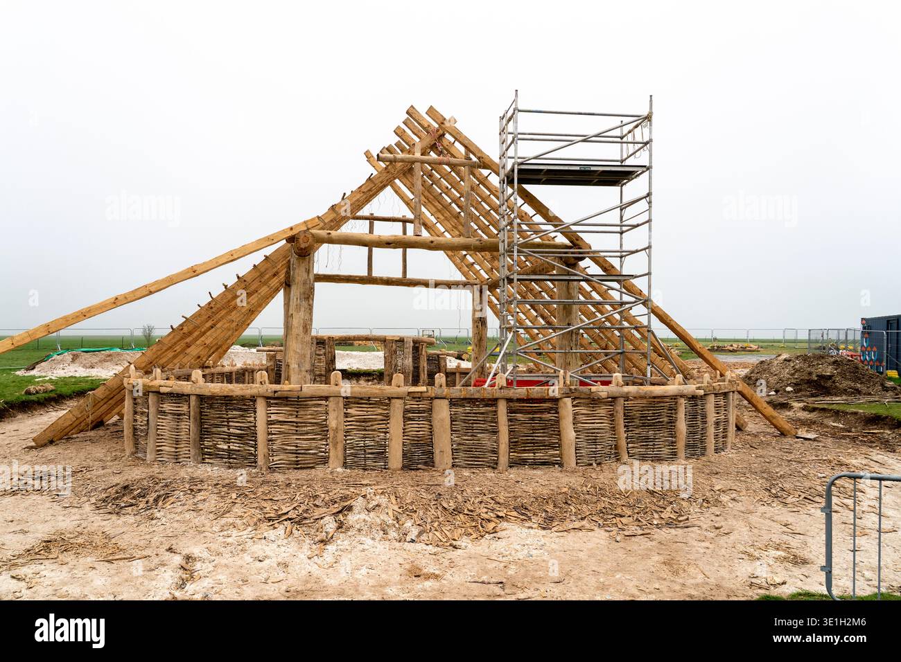 Costruzione di una lunga casa in legno del periodo neolitico Foto Stock