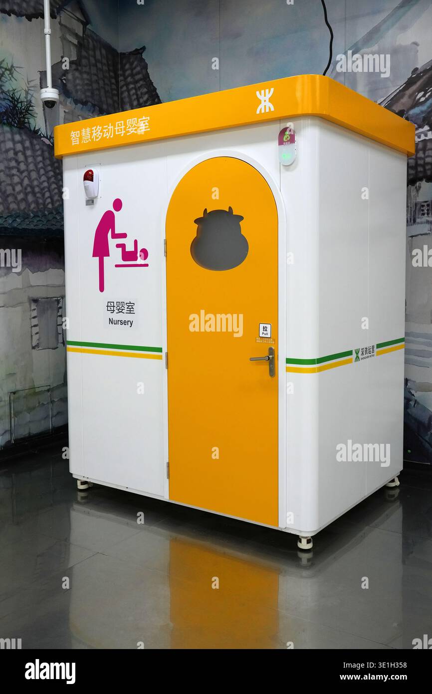 SHENZHEN, CINA - 6 NOVEMBRE 2025: Stand per il cambio di pannolini e allattamento presso una stazione della metropolitana nella città di Shenzhen, Cina. Foto Stock