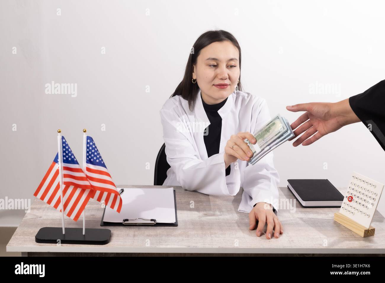 Donna che rifiuta una tangente e spinge via i soldi Foto Stock