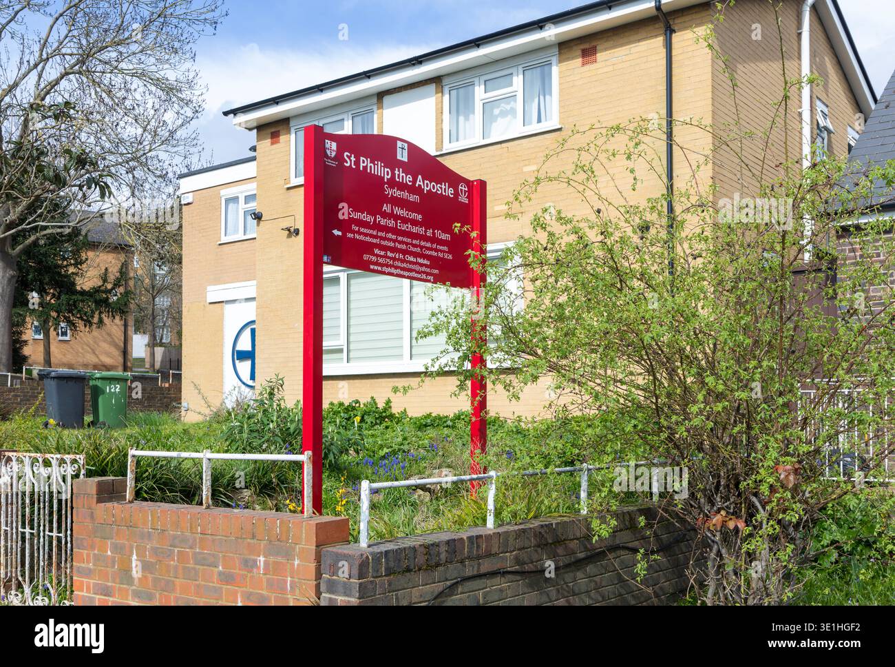 Cartello per St Philip the Apostle Church, Wells Park Road, Sydenham, Lewisham, Londra, SE26, Inghilterra, Regno Unito Foto Stock