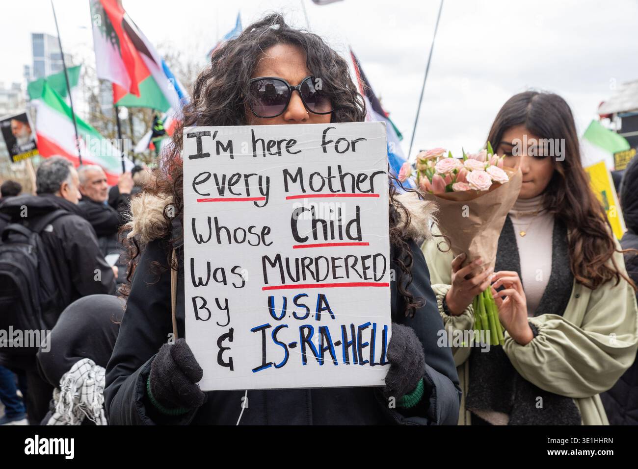 Protesta di al Quds a Londra, Regno Unito. Cartellone di protesta contro i bombardamenti dell'Iran e la guerra in Medio Oriente. Cartello, bambini uccisi da USA, Israele Foto Stock