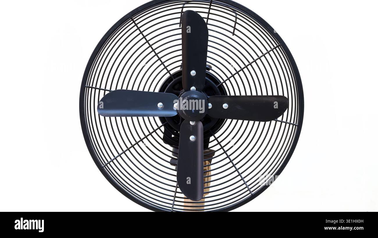 Ventilatore elettrico vintage nero quattro lame in metallo sfondo bianco isolato Foto Stock