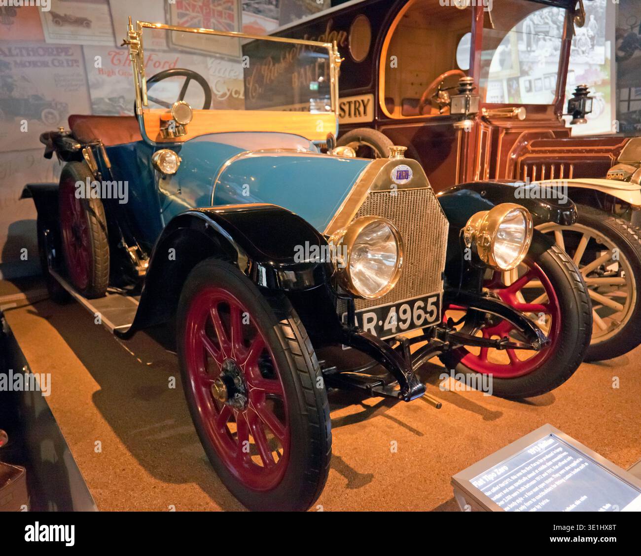 Vista frontale di tre quarti di una Blue, 1913, Fiat tipo Zero, in mostra al National Motor Museum, Beaulieu, New Forest, Hampshire, Regno Unito Foto Stock