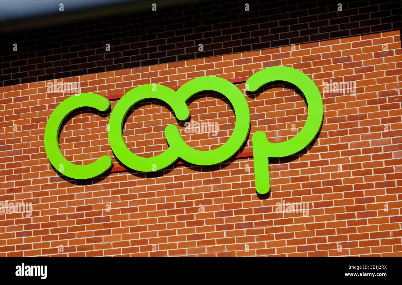 Logo COOP verde brillante sulla parete anteriore in mattoni del negozio, Ways-Next-the-Sea, norfolk, inghilterra Foto Stock