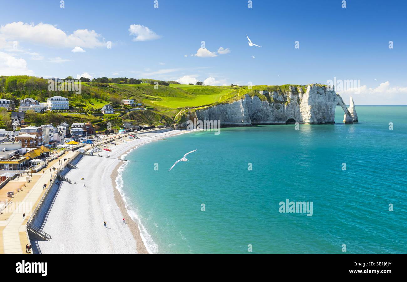 Pittoresco paesaggio panoramico sulle scogliere di Etretat. Etretat, Normandia, Francia Foto Stock