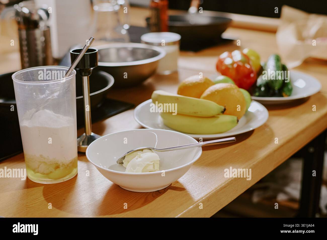 Frutta fresca e ingredienti disposti sul tavolo durante la preparazione della lezione di cucina Foto Stock