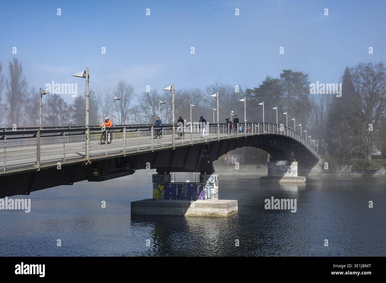 Il ponte delle biciclette sul Reno serve i pedoni e i ciclisti del centro città. Il ponte fu costruito nel 1991, nel distretto di Costanza, Baden-Wuerttemberg, G. Foto Stock