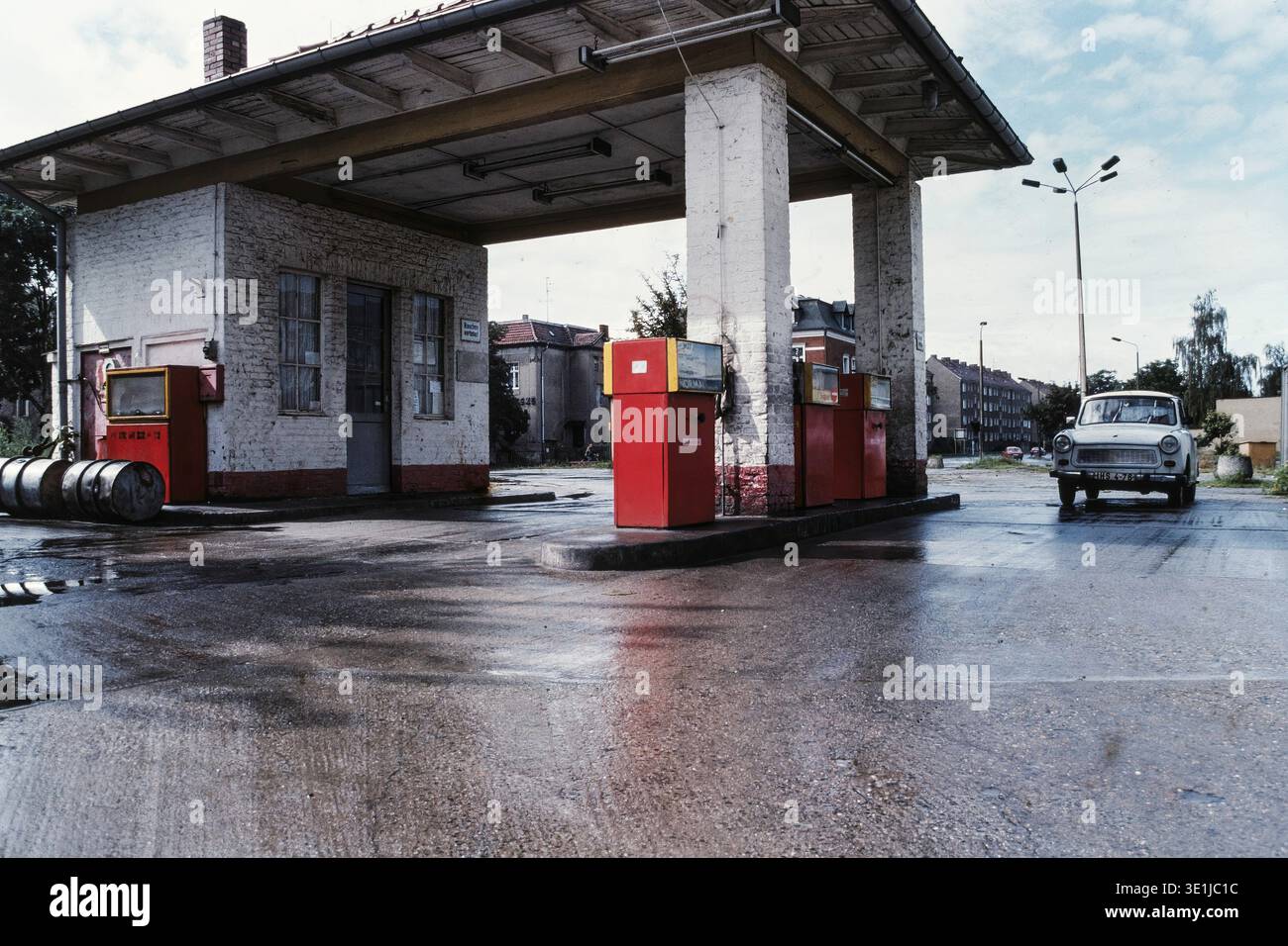 Foto storica di un distributore di benzina con Trabbi nella Germania Est, 1990, Germania Foto Stock