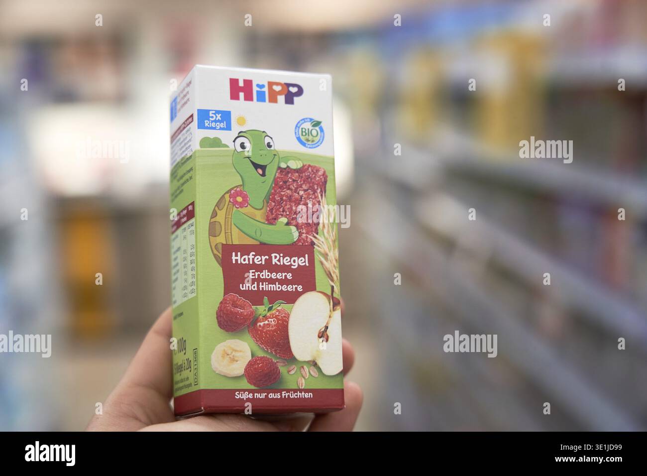 Uno spuntino biologico per i bambini con sapore di fragola e lampone in confezioni verdi, snack biologico per i più piccoli, marchio HIPP, bar, snack, di Rossmann Foto Stock