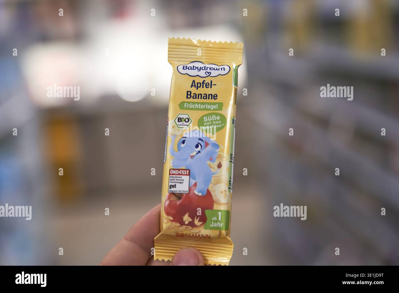 Bar di frutta biologica alla banana di mela e banana in confezione gialla con elefante, snack, snack biologici per i più piccoli, bar di frutta, Babydream Foto Stock