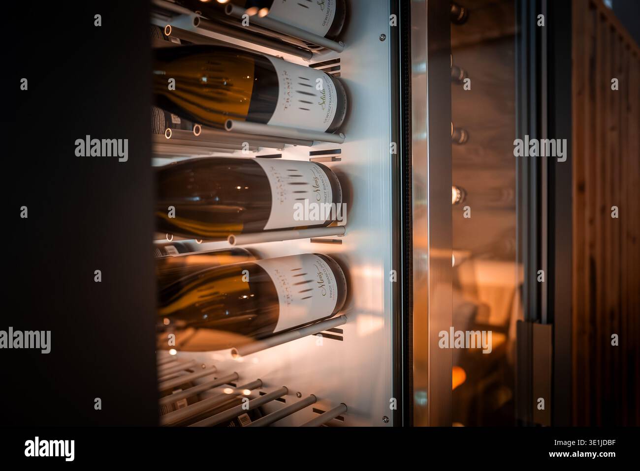 Moderno frigorifero per vini presso la stazione sciistica di San Domenico nelle Alpi italiane Foto Stock
