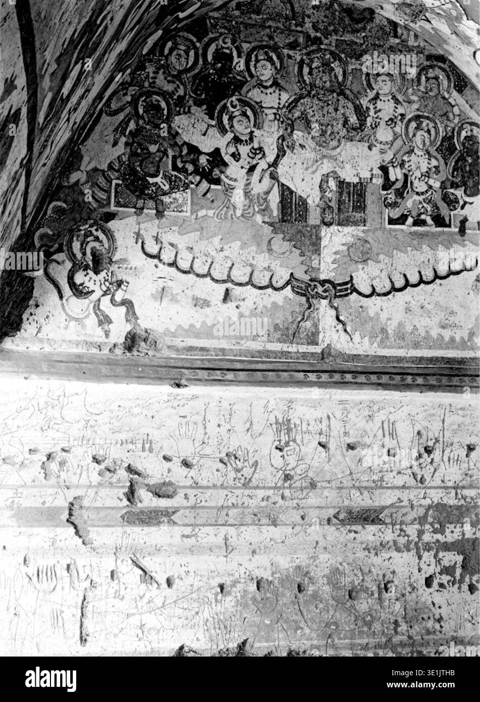 Cave 118, lunetta, fu fotografata da Albert Grünwedel, un rinomato archeologo e fotografo tedesco, tra la fine del XIX e l'inizio del XX secolo. Grünwedel era noto per il suo lavoro che documentava l'arte e l'archeologia dell'Asia centrale. Foto Stock