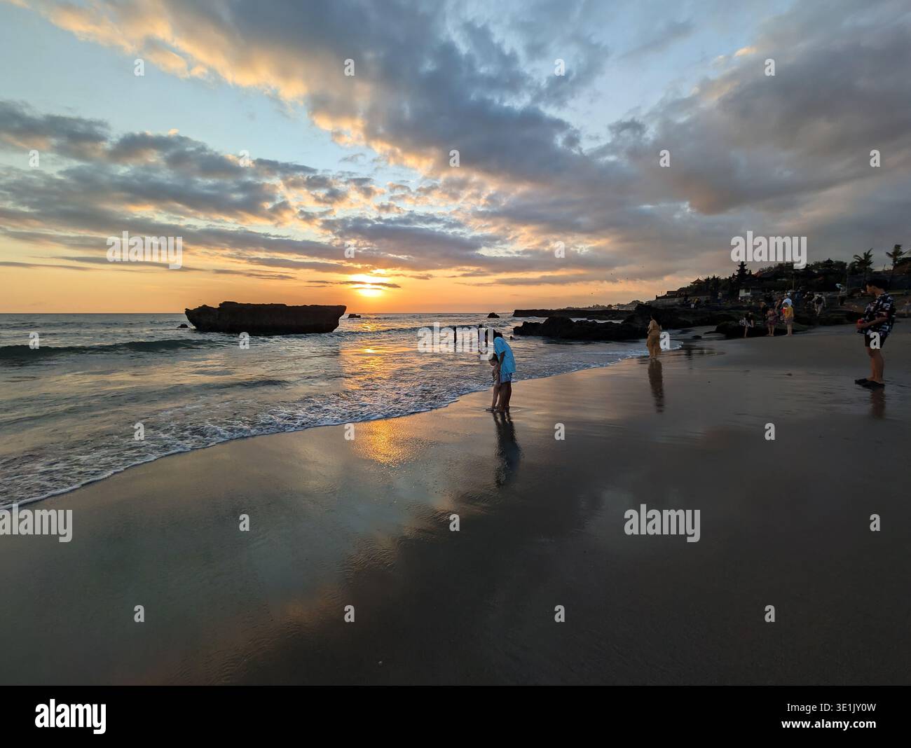 Canggu, Bali, Indonesia - 31 agosto 2025: Folla di persone che si godono il tramonto e il sole sulla spiaggia Echo di Canggu. Canggu è un popolare e alla moda Foto Stock