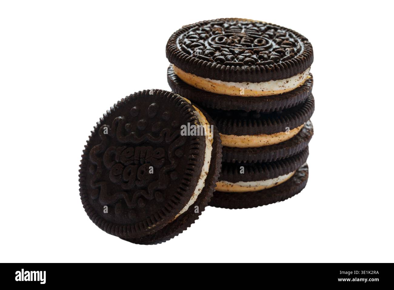 Biscotti Oreo creme egg al gusto di biscotti in edizione limitata isolati su sfondo bianco - Oreos Foto Stock
