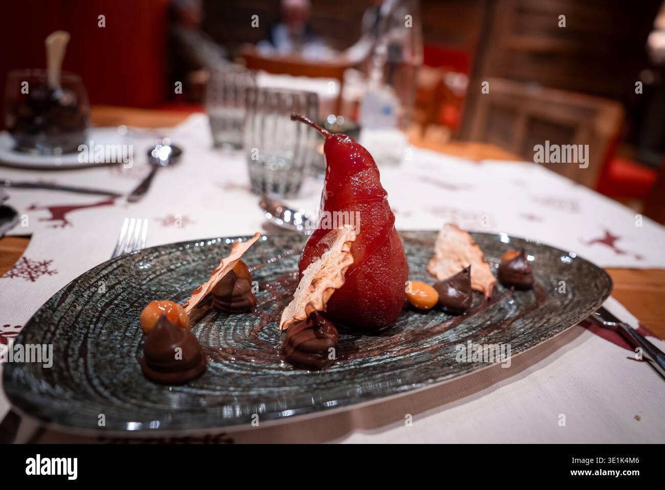 Dessert di pere al forno al ristorante San Domenico Alpine Lodge Foto Stock