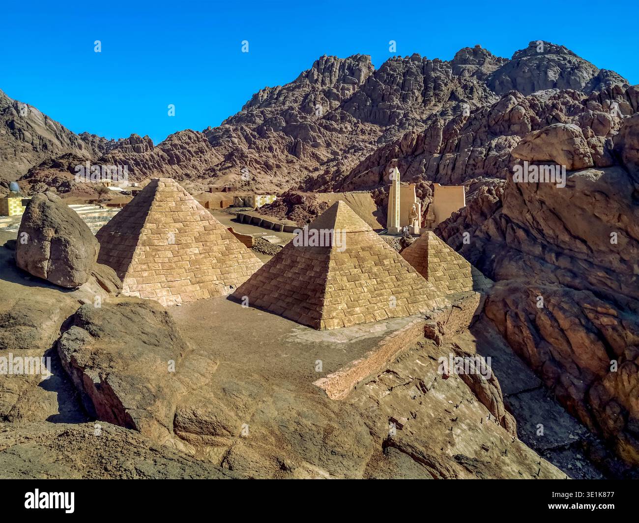 Una copia delle piramidi egiziane tra le montagne nel deserto del Sinai meridionale vicino a Sharm El Sheikh. Miniature moderne delle famose attrazioni turistiche Foto Stock