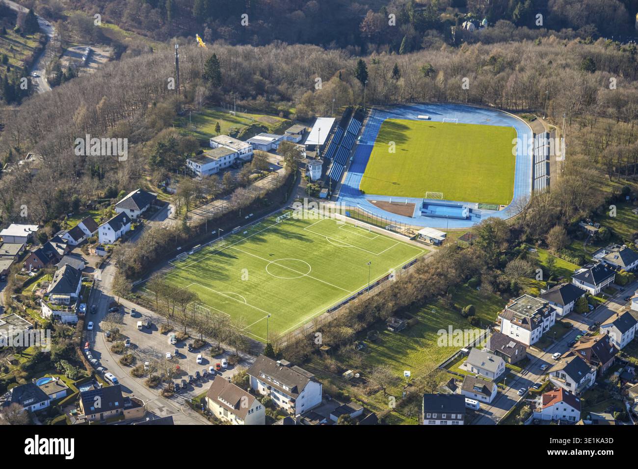Vista aerea, Bremenstadion, stadio di calcio con pista blu tartan, tu Ennepetal 1911 e.V, Milspe, Ennepetal, regione della Ruhr, Renania settentrionale-Vestfalia, Germa Foto Stock